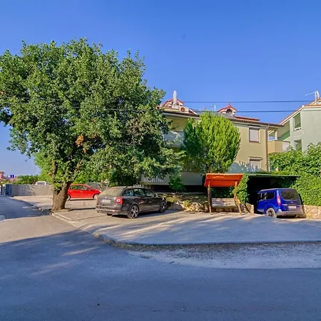 Apartment 5 *